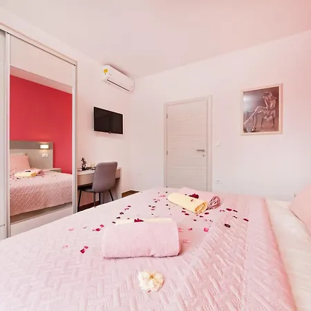 Villa Petra By Villsy Kaštelir