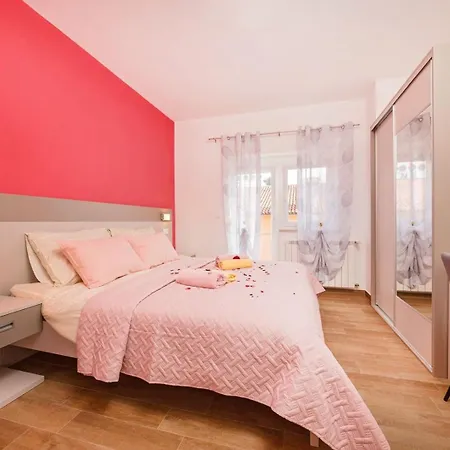 Villa Petra By Villsy Kaštelir