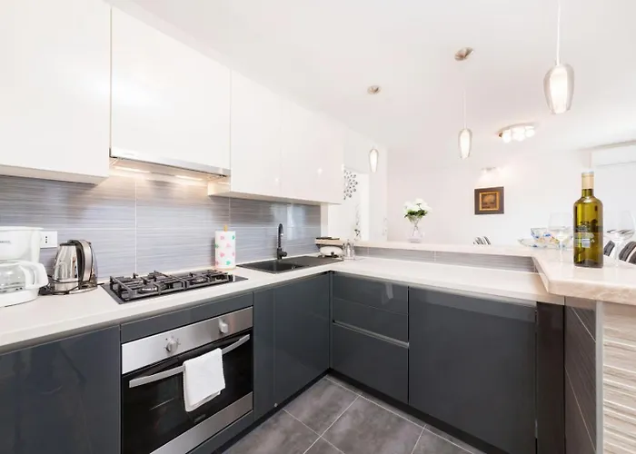 Villa Petra By Villsy Kaštelir