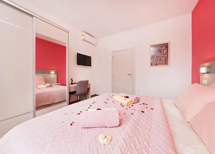 Villa Petra By Villsy Kaštelir