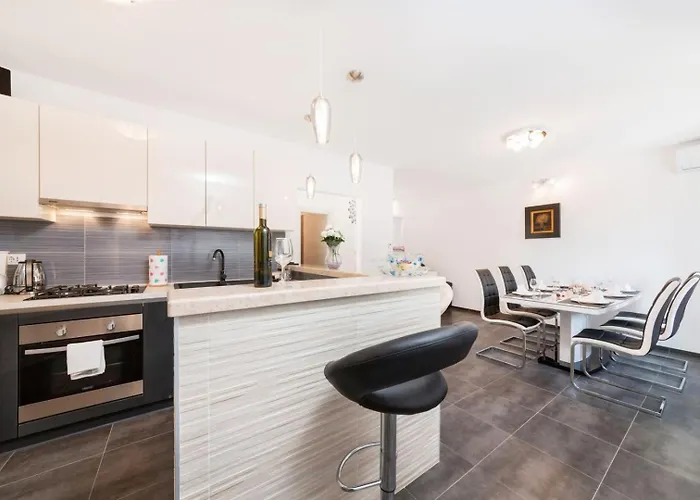 Villa Petra By Villsy Kaštelir